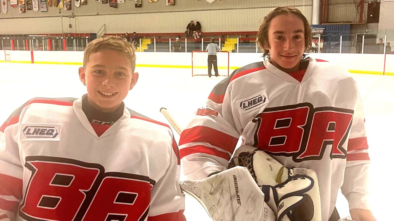 Les gardiens de but de l'équipe M13 AAA Élite, Thomas Giguère et Dayle Poulin.