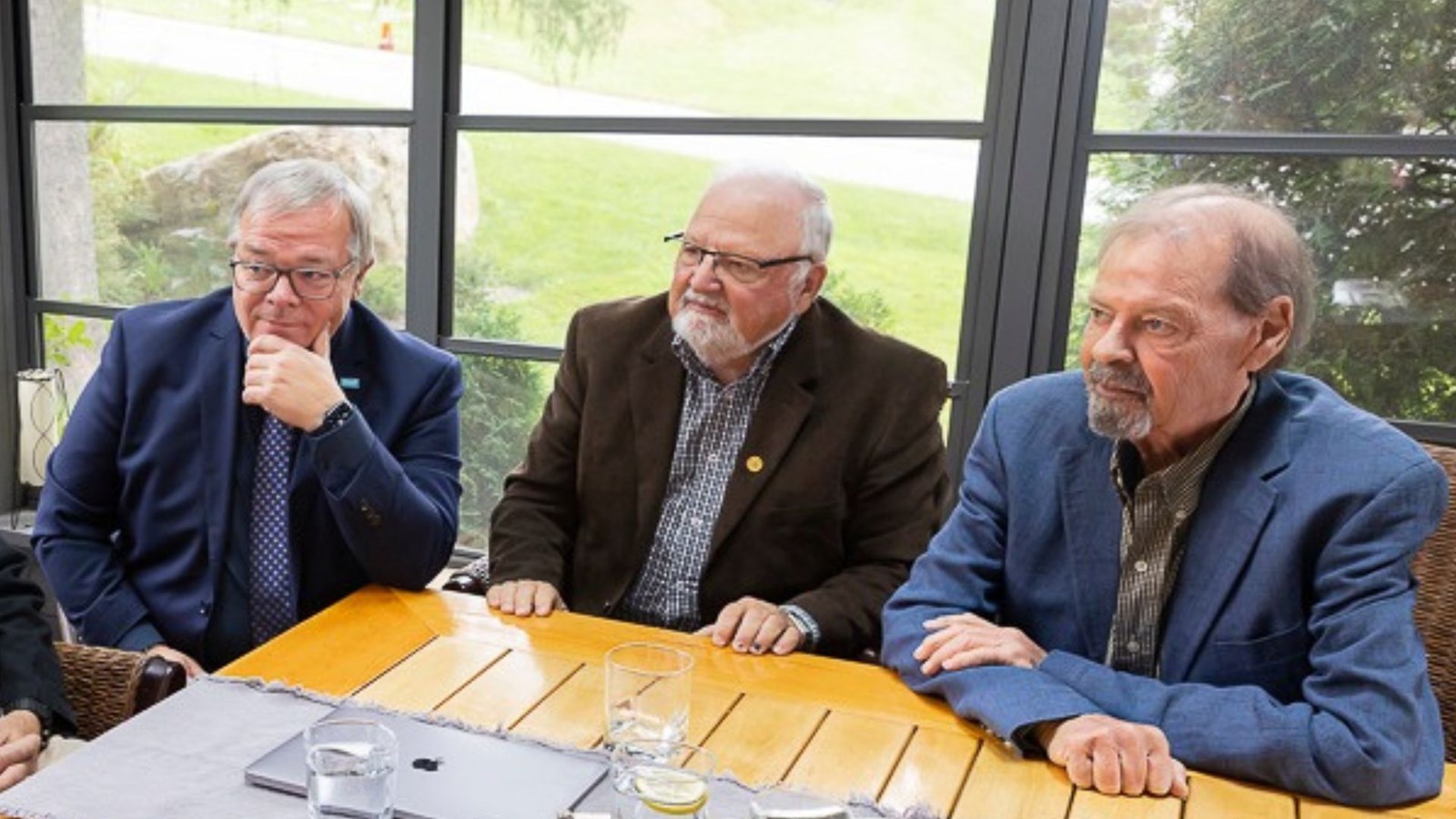 À droite, André Spénard en compagnie de son prédécesseur dans Beauce-Nord, Janvier Grondin, et de son successeur, Luc Provençal. Une photo prise le 21 septembre dernier.