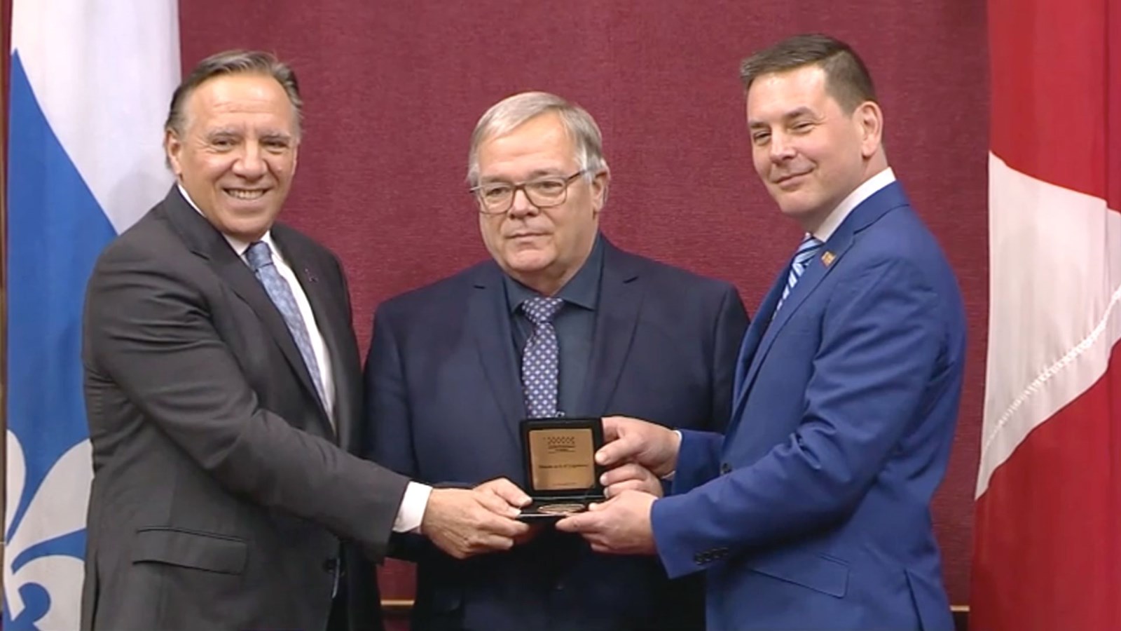 Au centre, le député de Beauce-Nord, Luc Provençal, en compagnie du premier ministre du Québec, François Legault et du Secrétaire général de l'Assemblée nationale du Québec, Peter Siegfried.