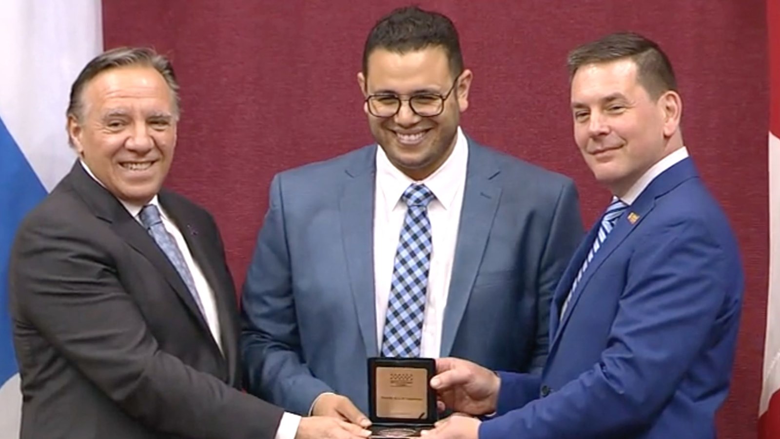 Au centre, le député de Beauce-Sud, Samuel Poulin, en compagnie du premier ministre du Québec, François Legault et du Secrétaire général de l'Assemblée nationale du Québec, Peter Siegfried.