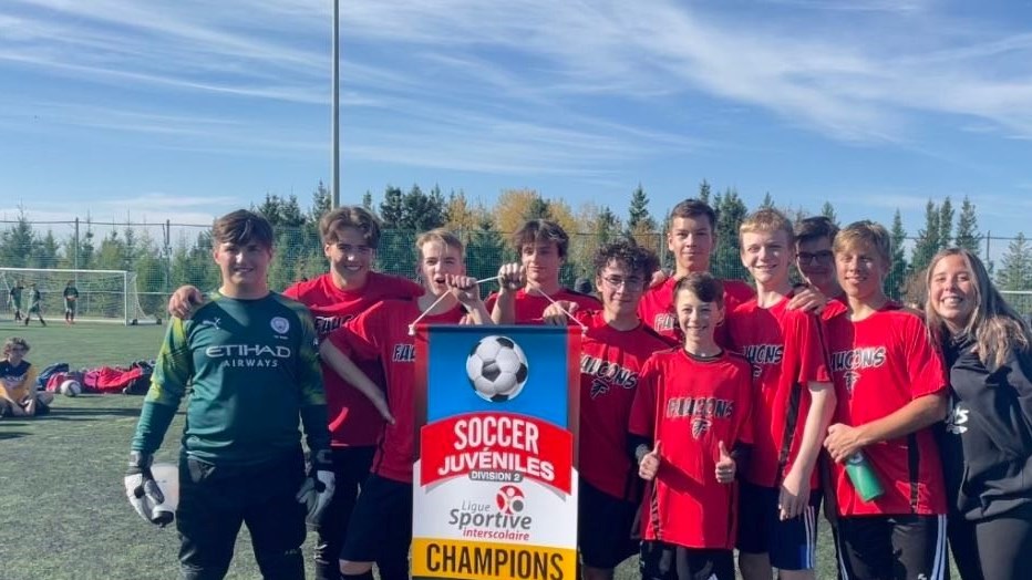 Deux équipes des Faucons sont championnes régionales en soccer