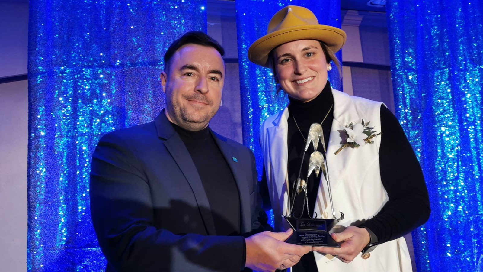 Le Sommet VRAIment Beauce a été décerné à la hockeyeuse et championne olympique, Marie-Philip Poulin. C'est le préfet de la MRC Beauce-Centre, Jonathan V. Bolduc, qui a eu l'honneur de lui remettre le trophée.