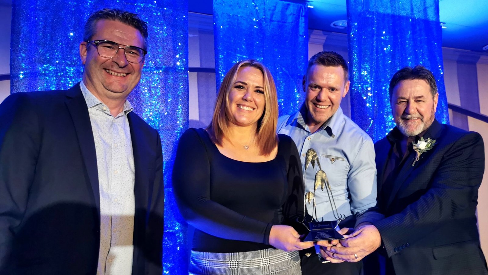 Karen, Kevin et Serge Jacques, du manufacturier Deflex Composite, sont repartis avec le Sommet Innovation. Remis par André Bonneville de Blanchette Vachon.