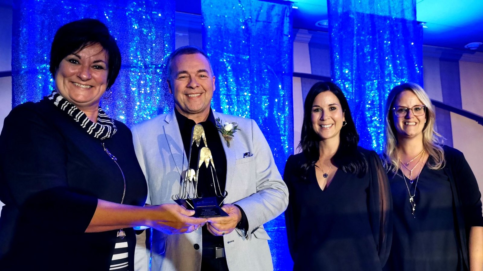 L'entreprise Stekar de Beauceville, représentée ici par Raynald Doyon, Stéphanie Doyon et Nadine Lavoie ont accepté le Sommet Actif humain. Prix remis par France Vallières de Services Québec.