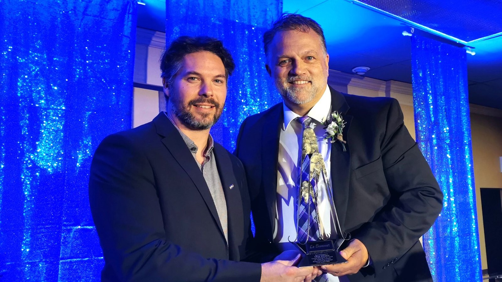 Sommet de l'Entreprise de l’année: Chap Alliance, de Saint-Joseph-de-Beauce. Prix remis à Louis Tremblay par Pierre-Yves Renault d'Hydro-Québec.