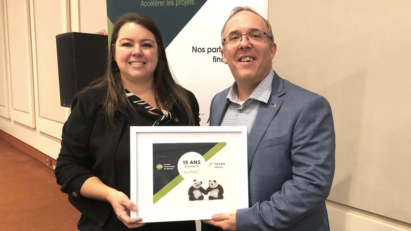 Hélène Latulippe, directrice générale du CEB en compagnie de Christian Tremblay, directeur des ventes chez TELUS.