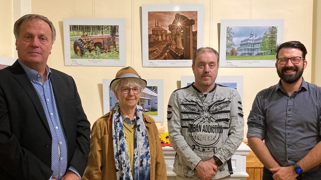 Dany Quirion, préfet de Beauce-Sartigan, Joslynn Veilleux (2e prix et coup de cœur du public), Yves Couture (1er prix) et Olivier Duval, conseiller municipal, Ville de Saint-Georges. 