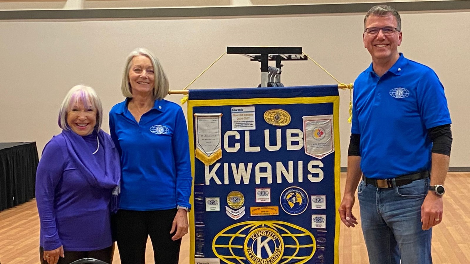 Au centre, Brigitte Routhier, nouvelle présidente du Club Kiwanis de Sainte-Marie, entourée de Claudette Painchaud, Lieutenant-gouverneur de la division 16 du Kiwanis international
et Daniel Voyer, président sortant.