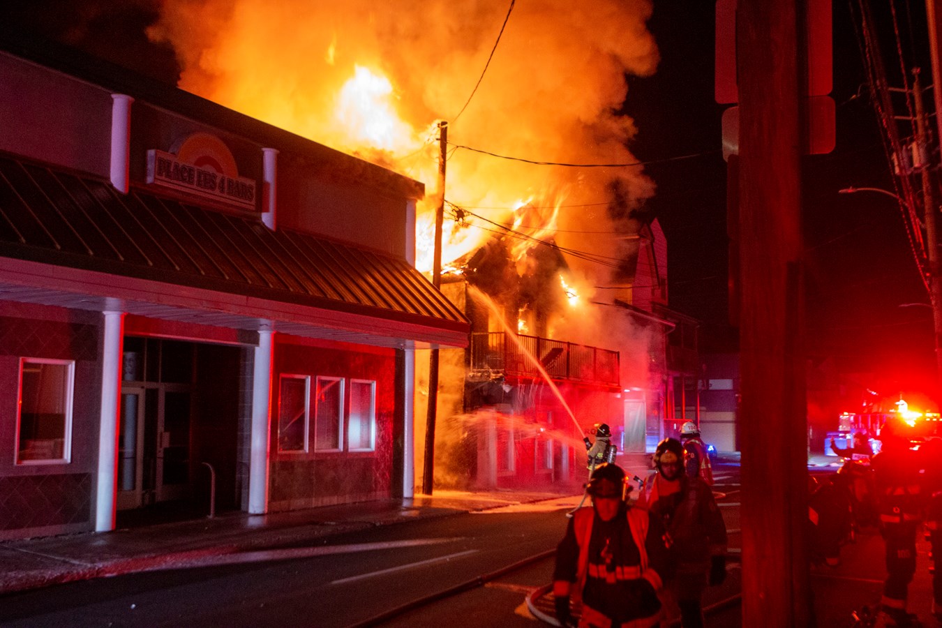 Photoreportage de l'incendie qui a détruit deux bâtiments à Saint-Georges
