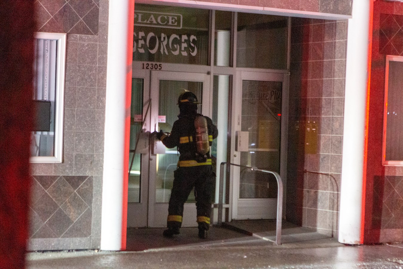 Photoreportage de l'incendie qui a détruit deux bâtiments à Saint-Georges