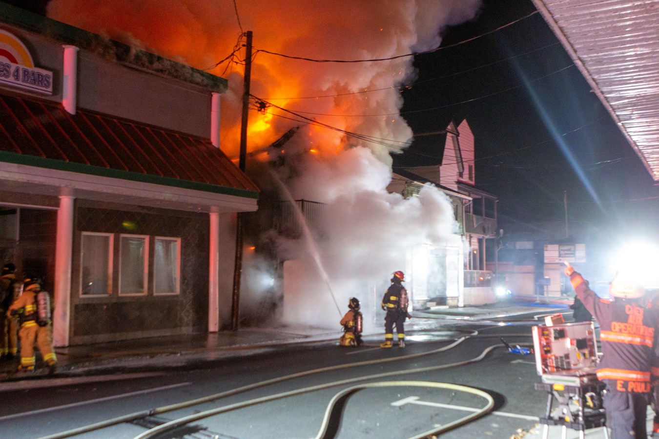 Photoreportage de l'incendie qui a détruit deux bâtiments à Saint-Georges