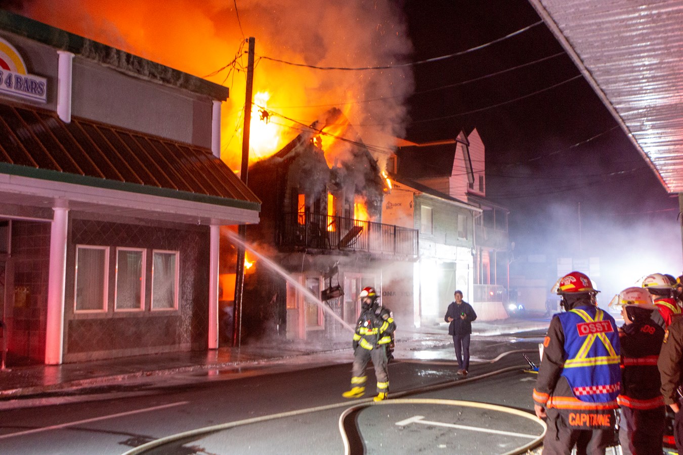 Photoreportage de l'incendie qui a détruit deux bâtiments à Saint-Georges