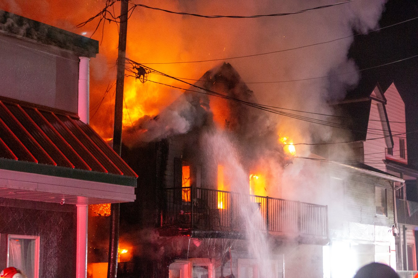 Photoreportage de l'incendie qui a détruit deux bâtiments à Saint-Georges