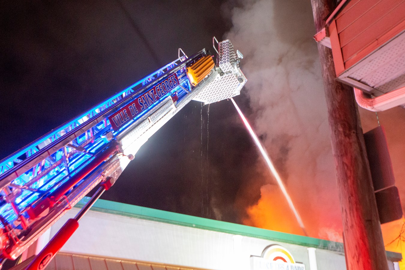 Photoreportage de l'incendie qui a détruit deux bâtiments à Saint-Georges