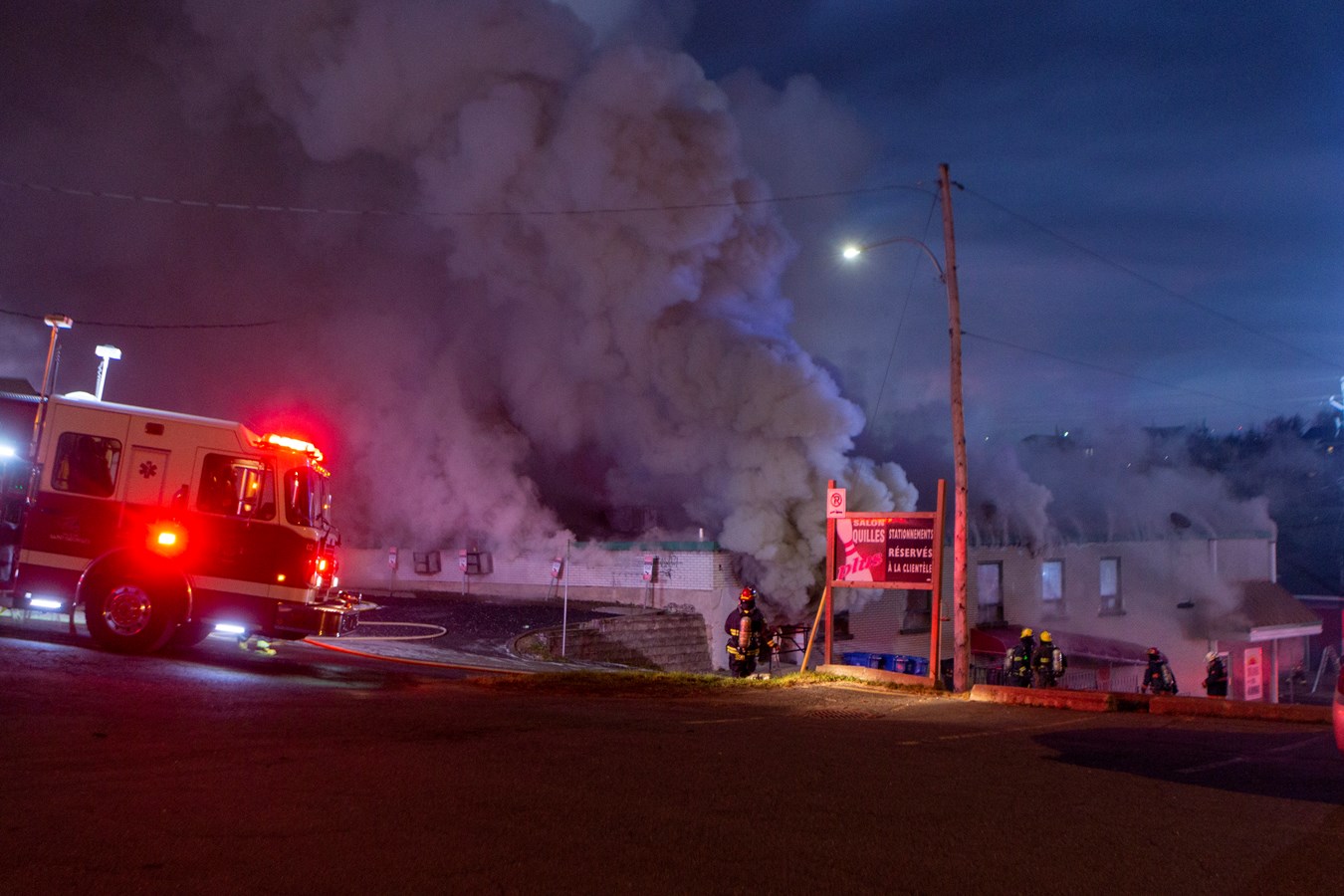 Photoreportage de l'incendie qui a détruit deux bâtiments à Saint-Georges