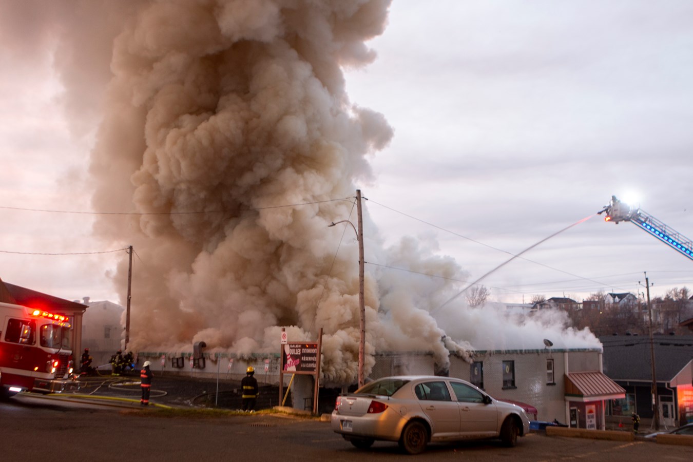 Photoreportage de l'incendie qui a détruit deux bâtiments à Saint-Georges