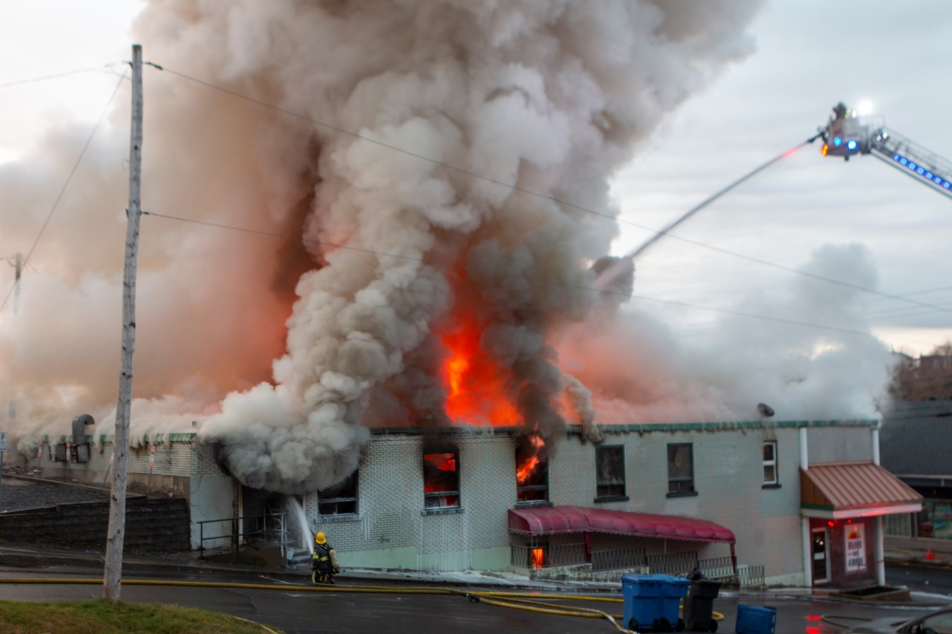 Photoreportage de l'incendie qui a détruit deux bâtiments à Saint-Georges