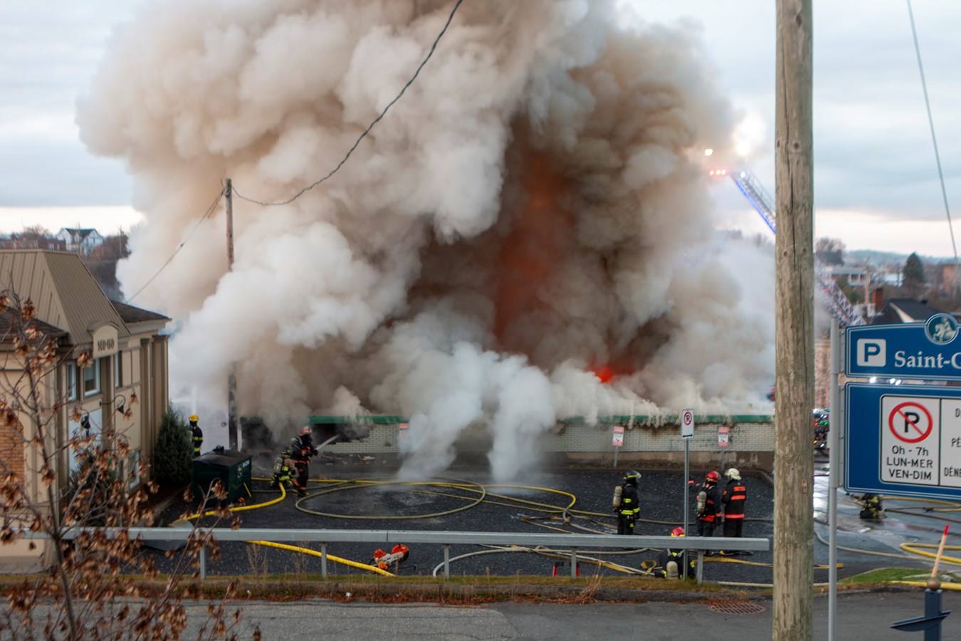 Photoreportage de l'incendie qui a détruit deux bâtiments à Saint-Georges