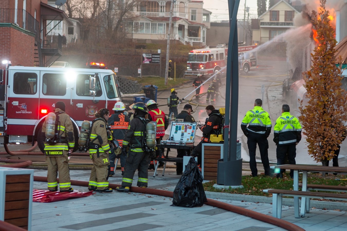 Photoreportage de l'incendie qui a détruit deux bâtiments à Saint-Georges