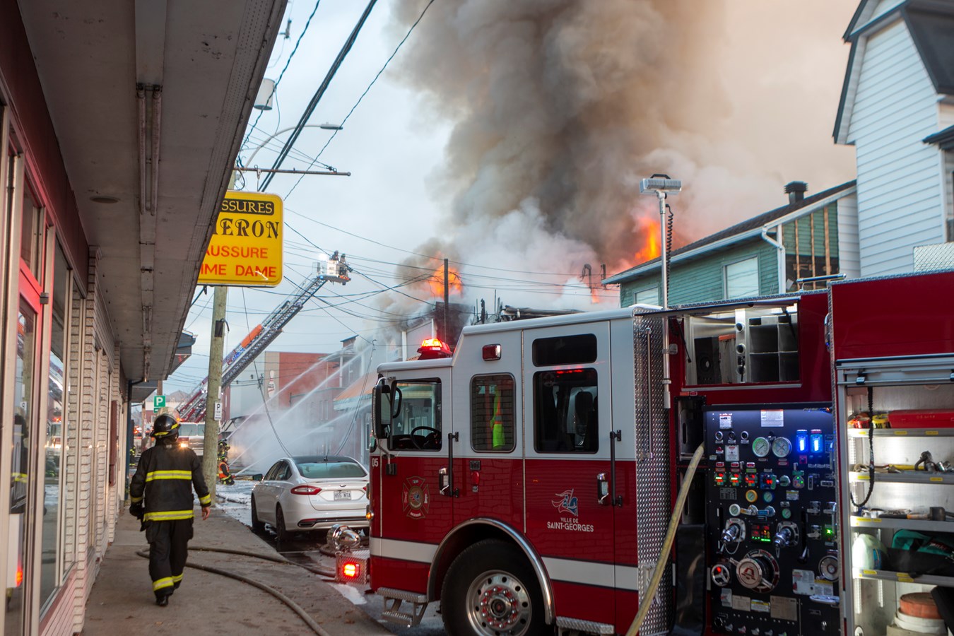 Photoreportage de l'incendie qui a détruit deux bâtiments à Saint-Georges