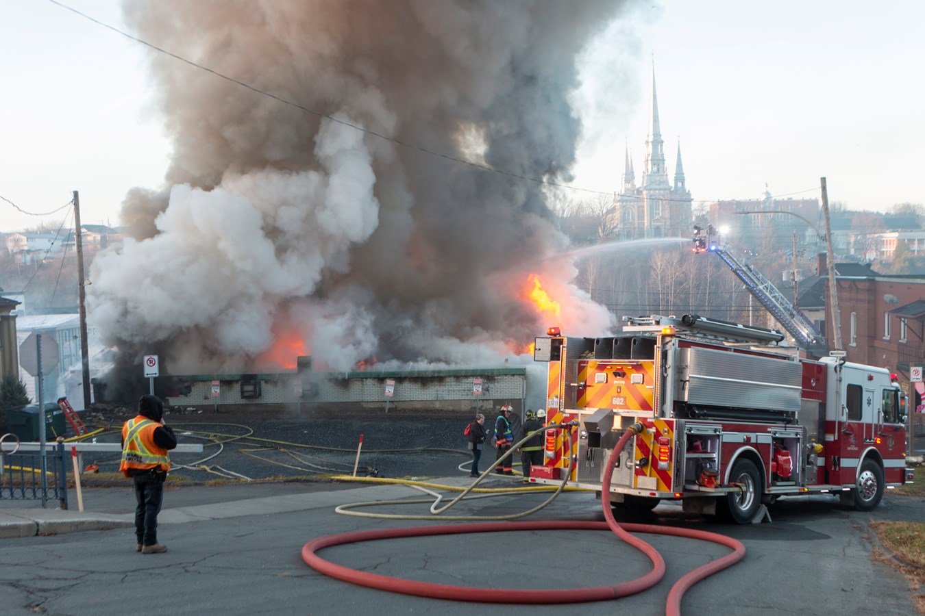 Photoreportage de l'incendie qui a détruit deux bâtiments à Saint-Georges