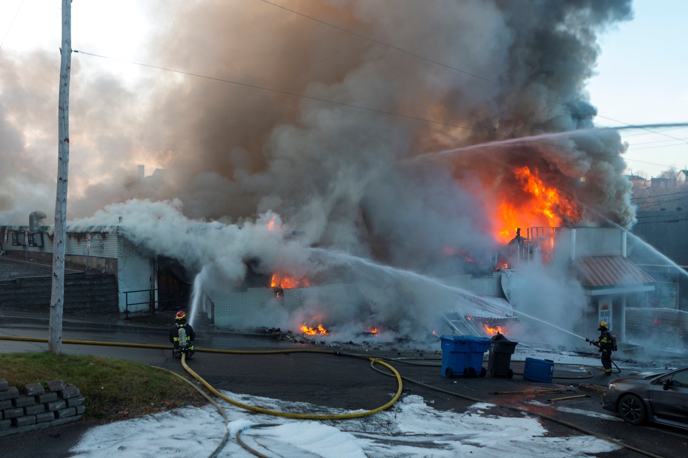 Photoreportage de l'incendie qui a détruit deux bâtiments à Saint-Georges