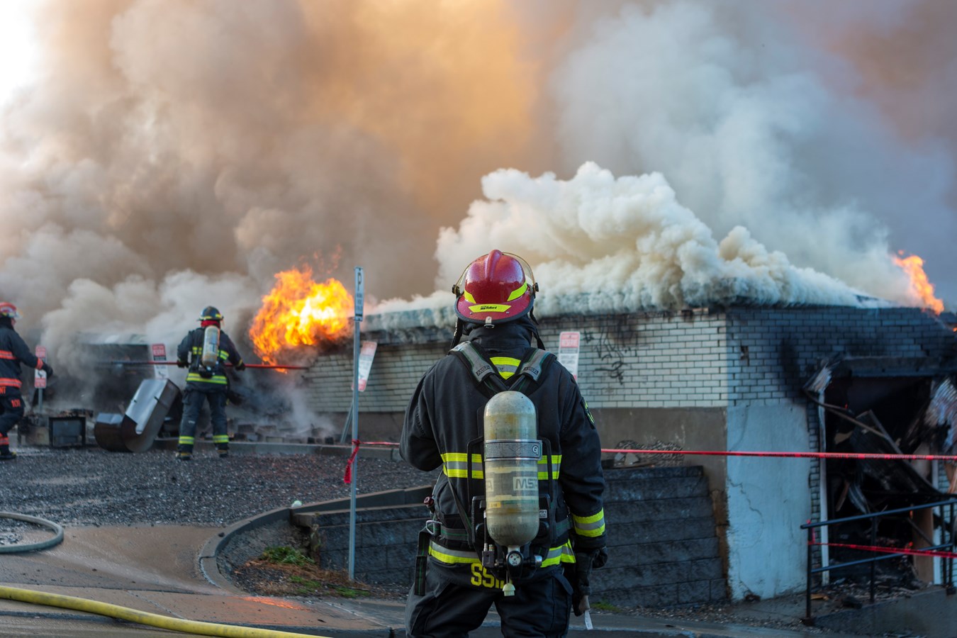 Photoreportage de l'incendie qui a détruit deux bâtiments à Saint-Georges