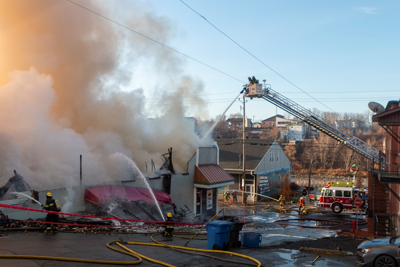 Photoreportage de l'incendie qui a détruit deux bâtiments à Saint-Georges