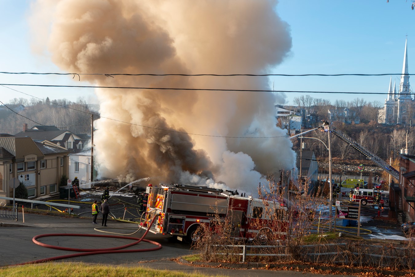 Photoreportage de l'incendie qui a détruit deux bâtiments à Saint-Georges