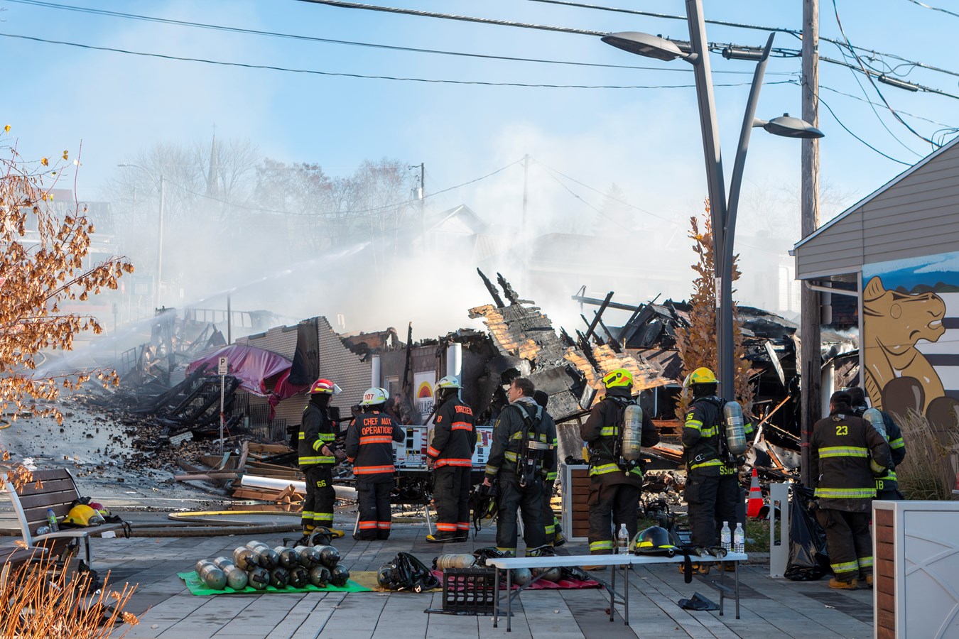 Photoreportage de l'incendie qui a détruit deux bâtiments à Saint-Georges