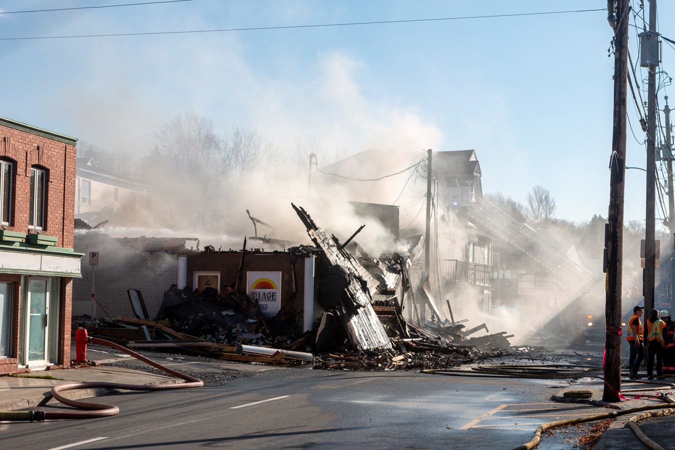 Photoreportage de l'incendie qui a détruit deux bâtiments à Saint-Georges