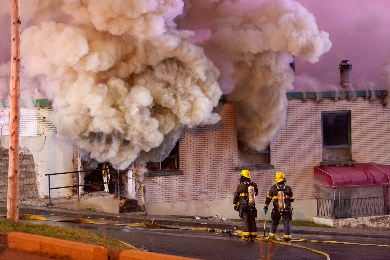 Photoreportage de l'incendie qui a détruit deux bâtiments à Saint-Georges