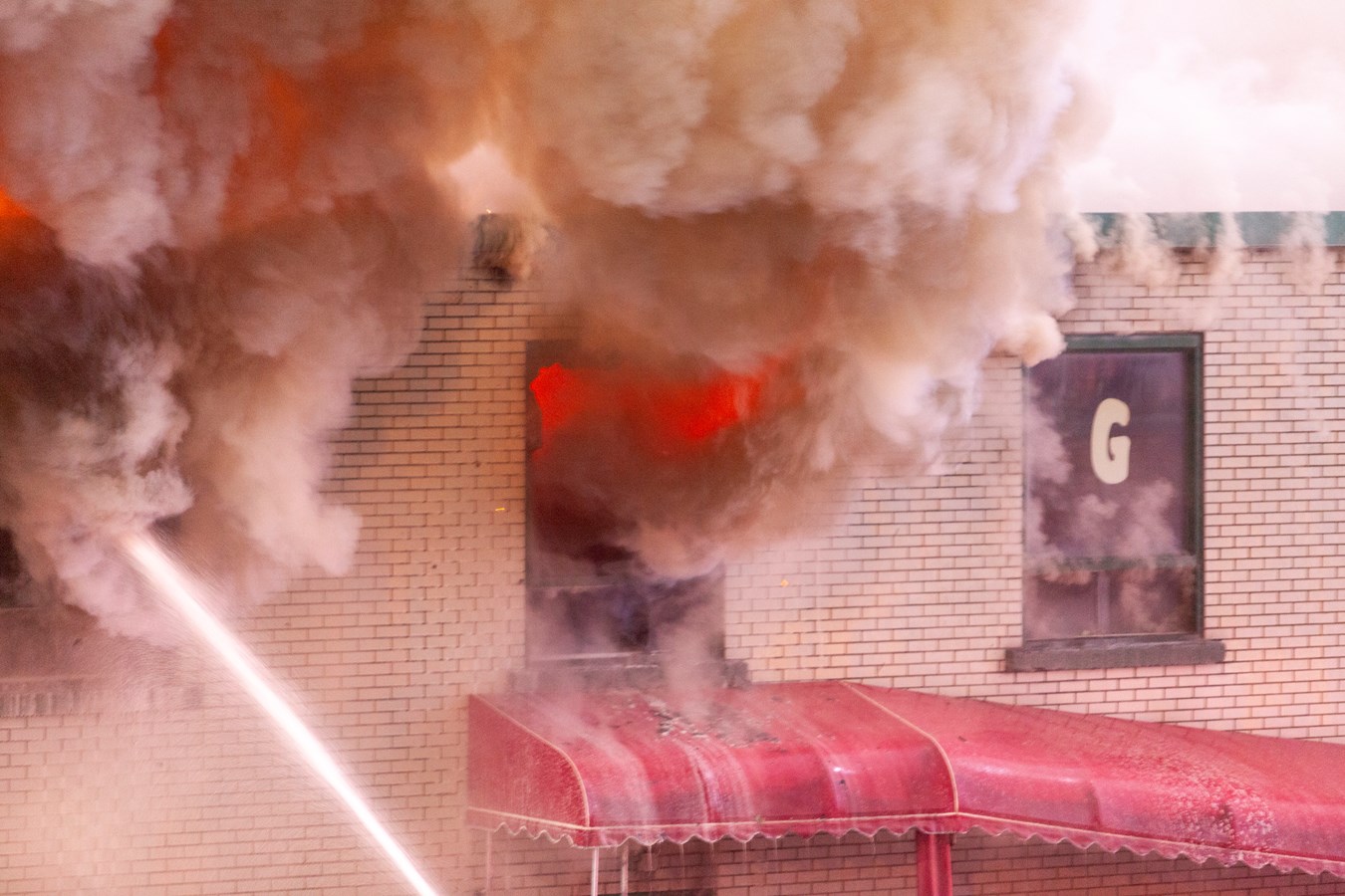 Photoreportage de l'incendie qui a détruit deux bâtiments à Saint-Georges