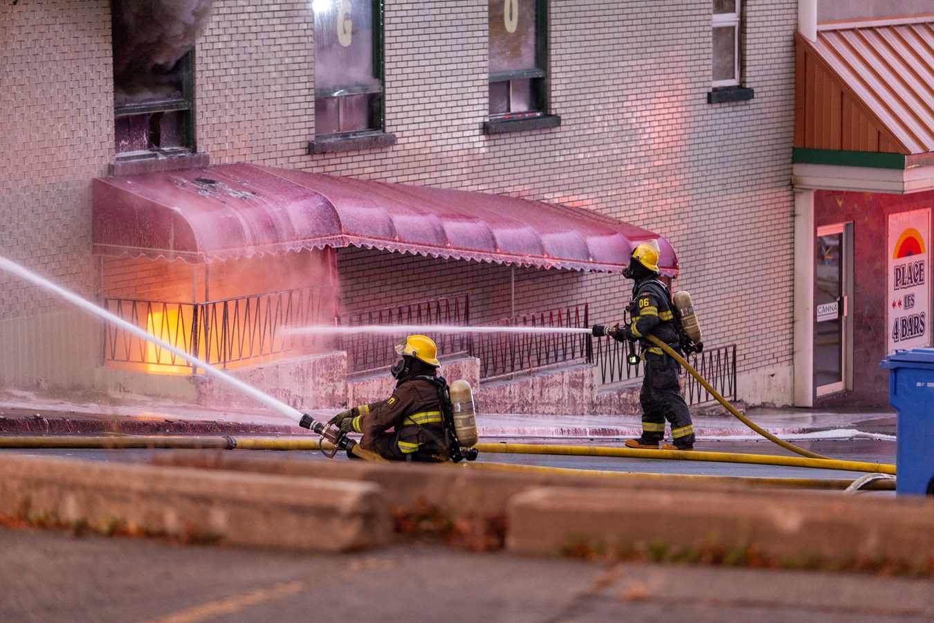 Photoreportage de l'incendie qui a détruit deux bâtiments à Saint-Georges