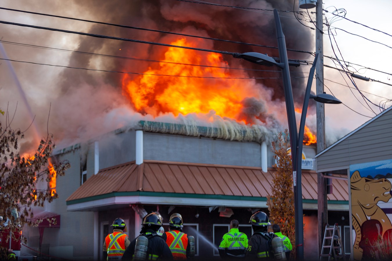 Photoreportage de l'incendie qui a détruit deux bâtiments à Saint-Georges