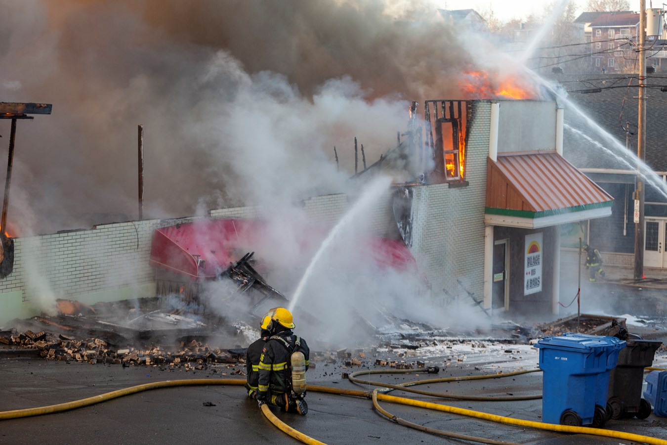 Photoreportage de l'incendie qui a détruit deux bâtiments à Saint-Georges