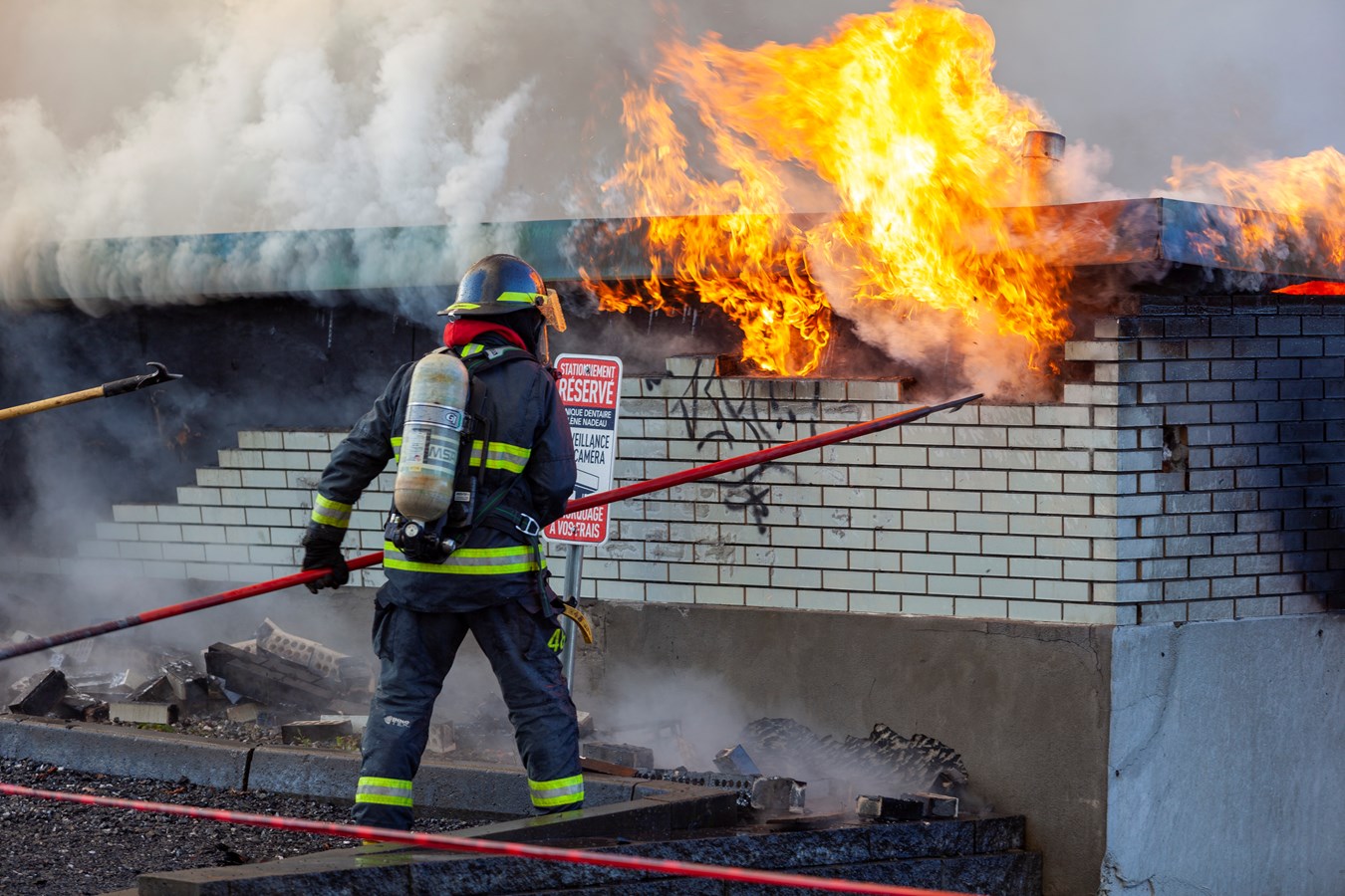 Photoreportage de l'incendie qui a détruit deux bâtiments à Saint-Georges