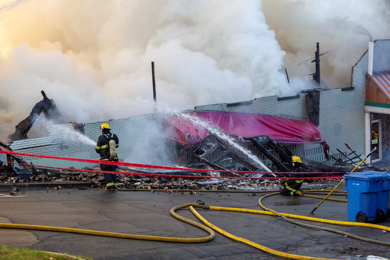 Photoreportage de l'incendie qui a détruit deux bâtiments à Saint-Georges