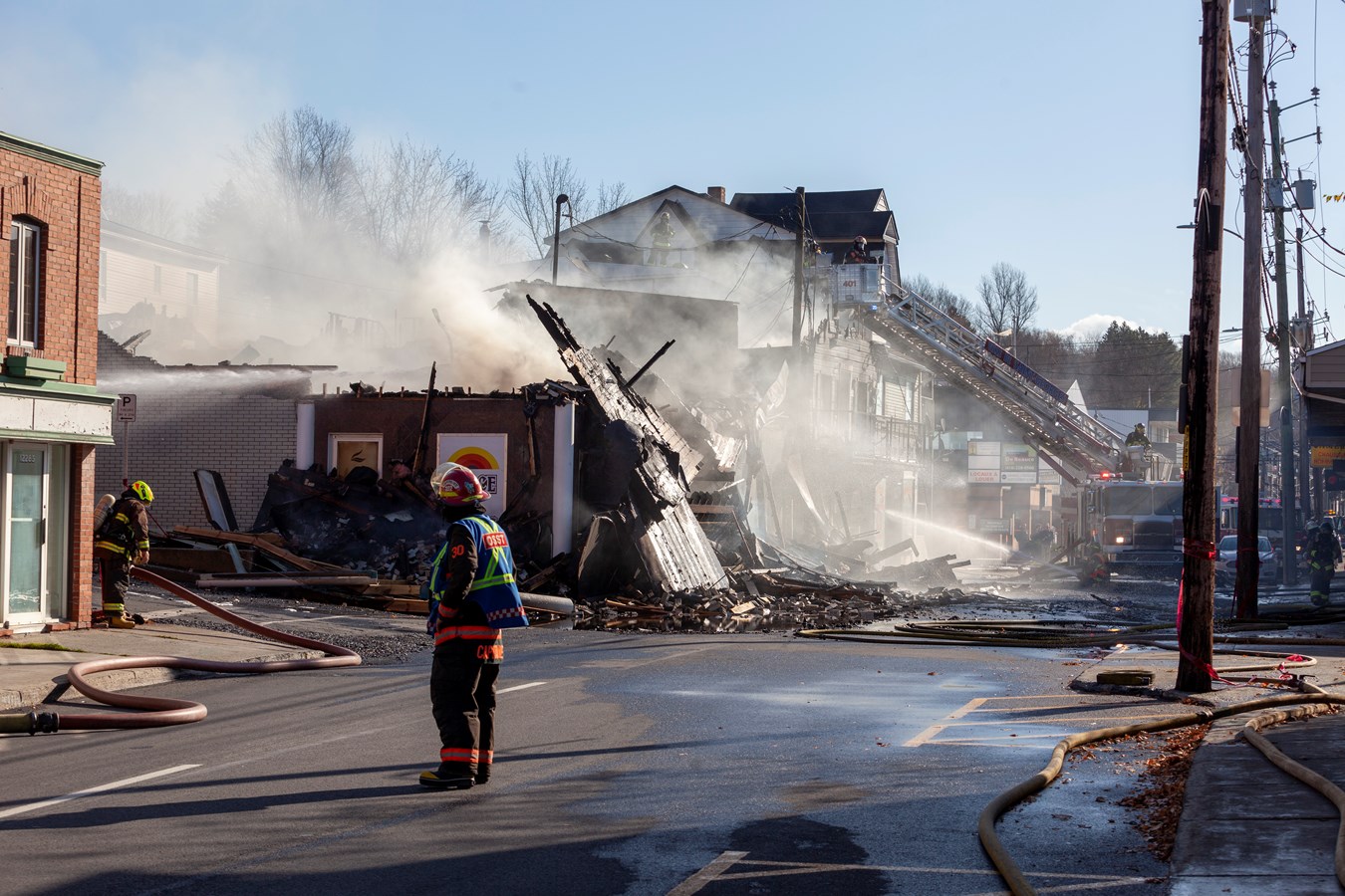 Photoreportage de l'incendie qui a détruit deux bâtiments à Saint-Georges