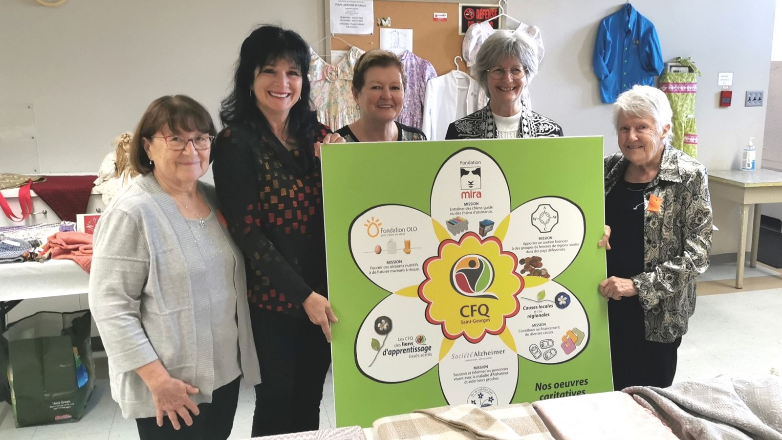 De gauche à droite, Nicole Cadieux, secrétaire, Andrée Morissette, présidente du Cercle de Fermières Saint-Georges, Marie Bolduc, comité des dossiers, Chantal Guay, communications et Édith Vachon, présidente de la Fédération 09 Beauce-Appalaches.