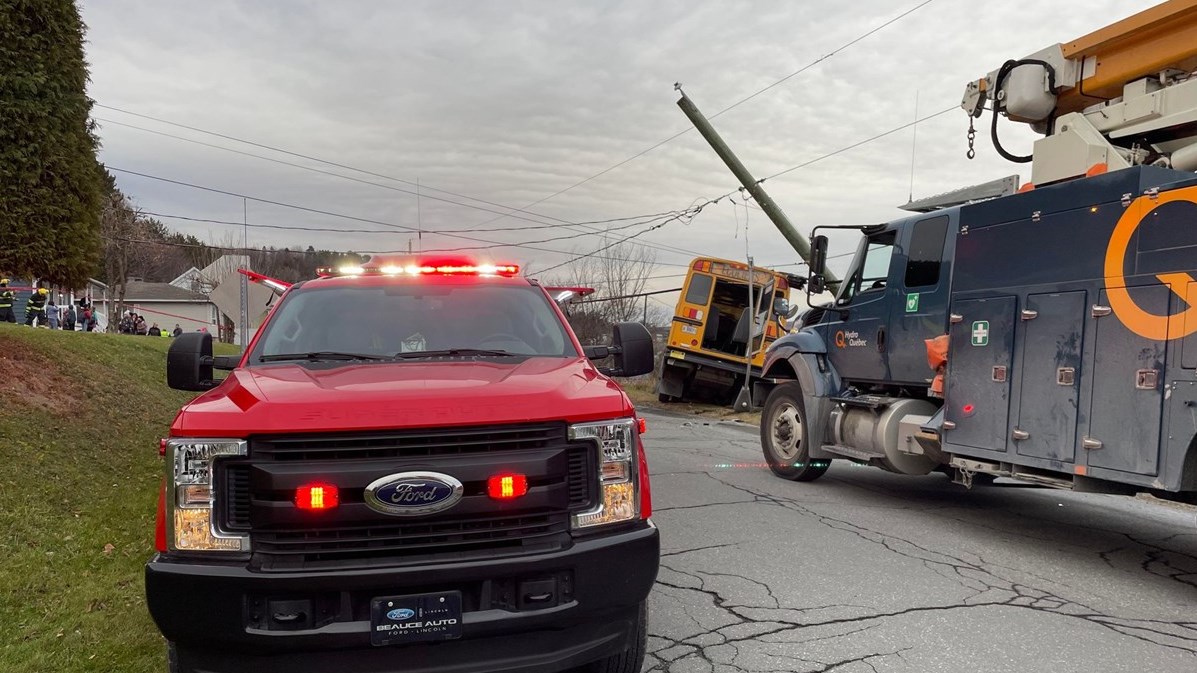 Un autobus scolaire frappe un poteau électrique à Beauceville