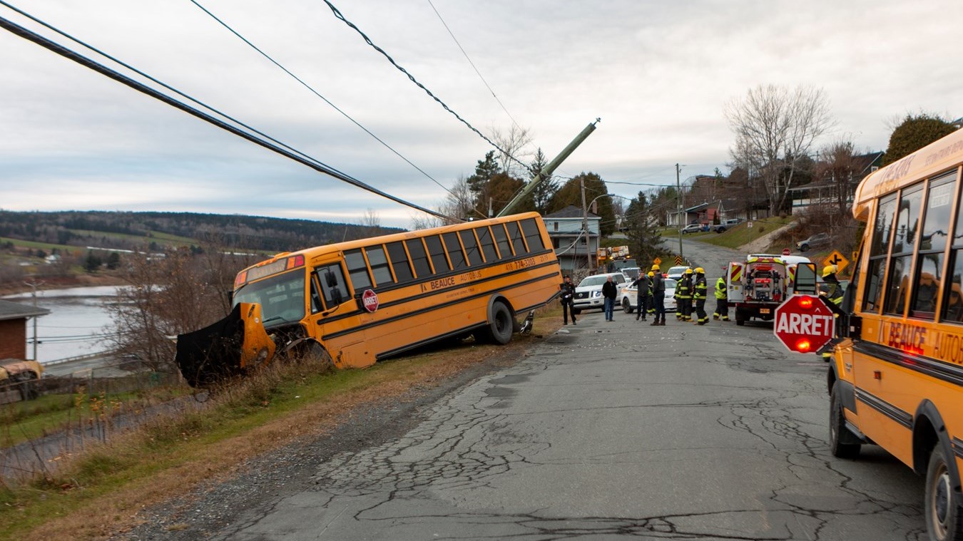 Accident d'autobus scolaire: la conductrice et deux élèves transportés à l'hôpital