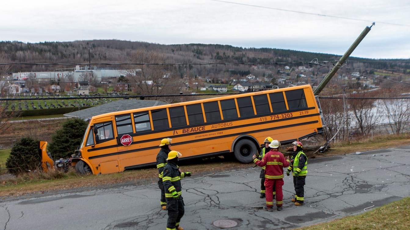 Accident d'autobus scolaire: la conductrice et deux élèves transportés à l'hôpital