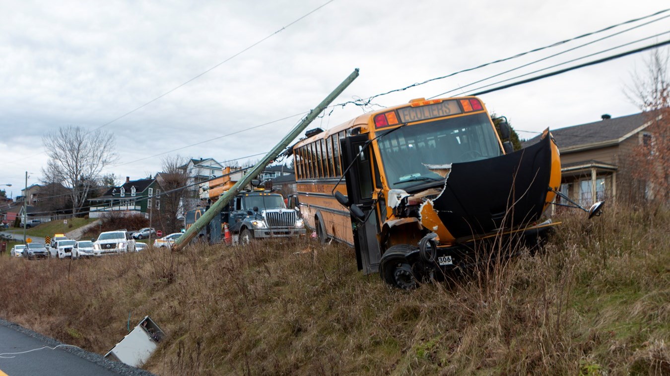 Accident d'autobus scolaire: la conductrice et deux élèves transportés à l'hôpital