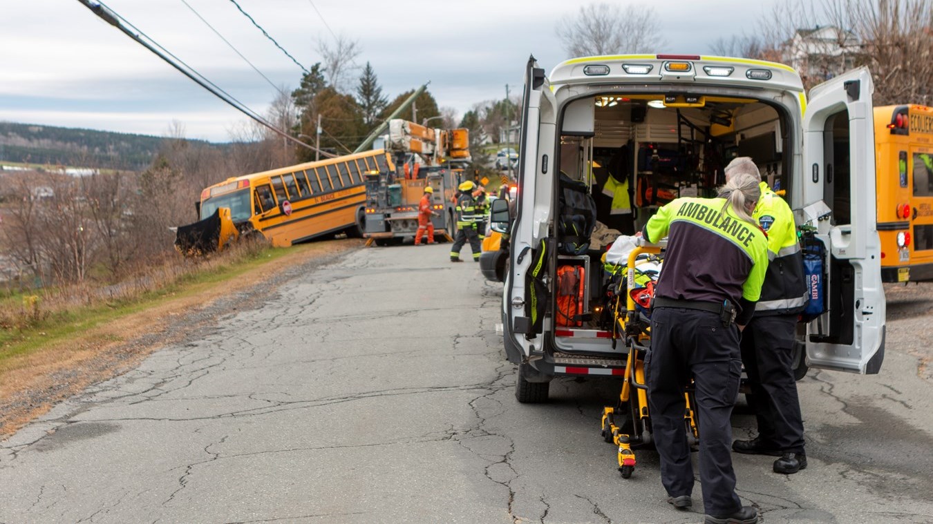 Accident d'autobus scolaire: la conductrice et deux élèves transportés à l'hôpital
