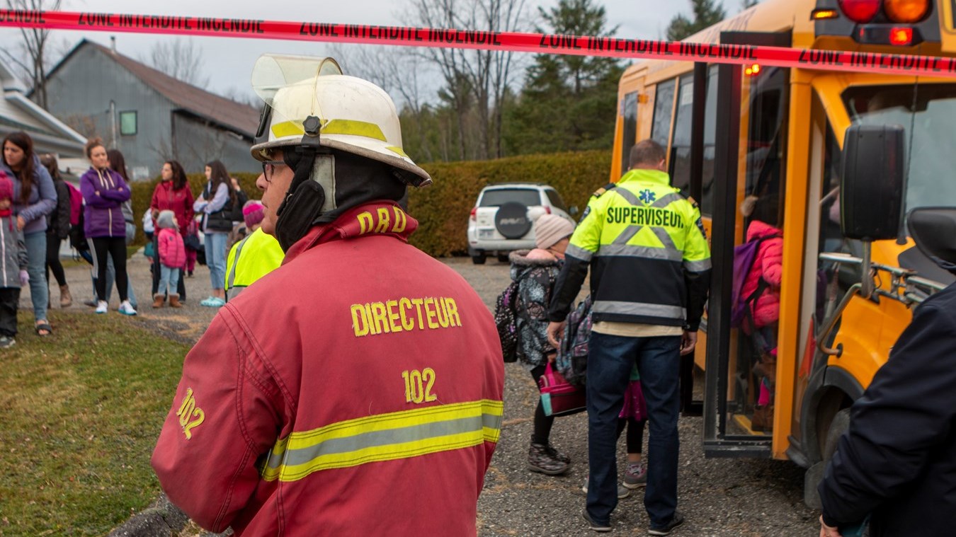 Accident d'autobus scolaire: la conductrice et deux élèves transportés à l'hôpital