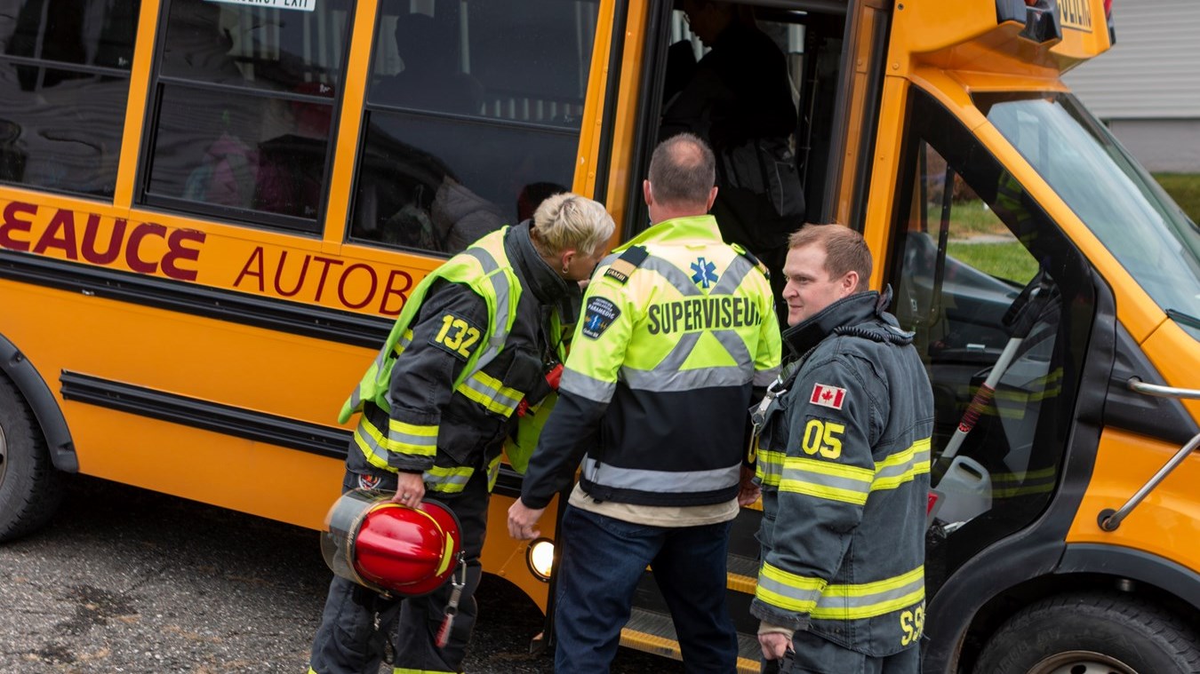 Accident d'autobus scolaire: la conductrice et deux élèves transportés à l'hôpital