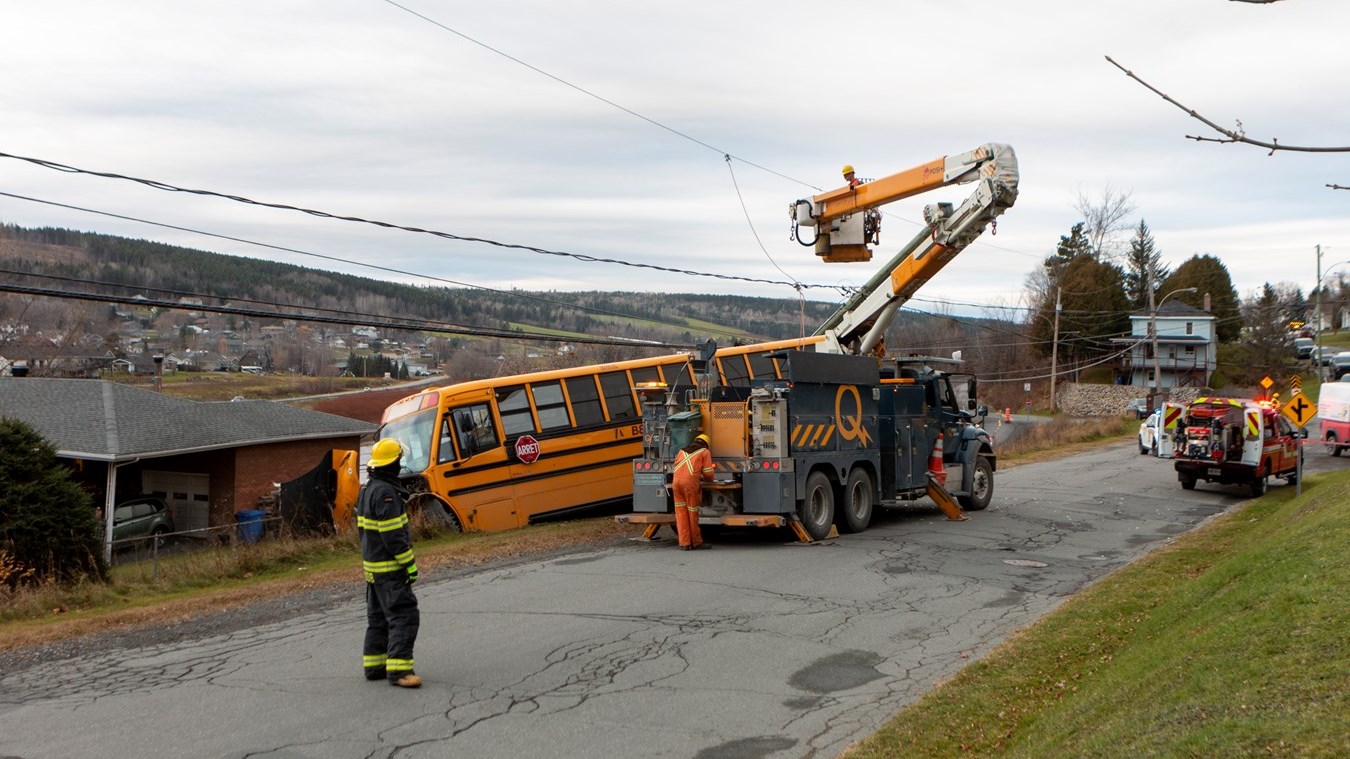 Accident d'autobus scolaire: la conductrice et deux élèves transportés à l'hôpital