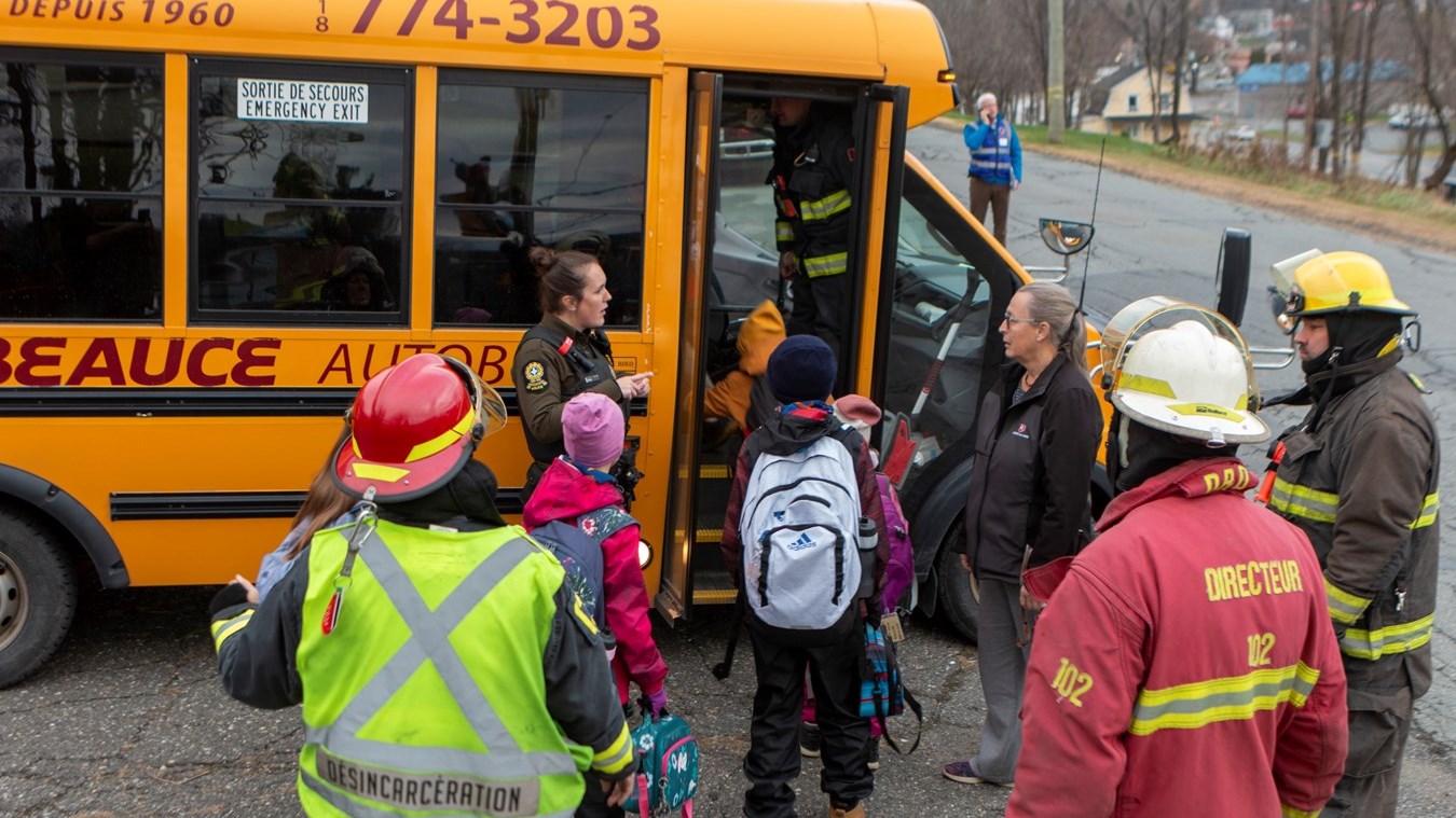 Accident d'autobus scolaire: la conductrice et deux élèves transportés à l'hôpital