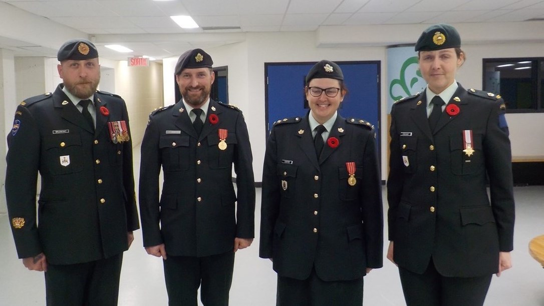 Les lieutenants Maxim Tardif et Anne-Marie Cloutier (au centre) portant la Décoration des Forces Canadiennes, accompagnés de l’adjudant-maître Malenfant et de l'invitée d’honneur, le major Prévost, du 5e Régiment du Génie Royal Canadien.